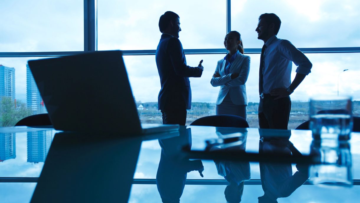 Sukcesja firmy w rodzinie – jak bezpiecznie przekazać biznes kolejnemu pokoleniu?